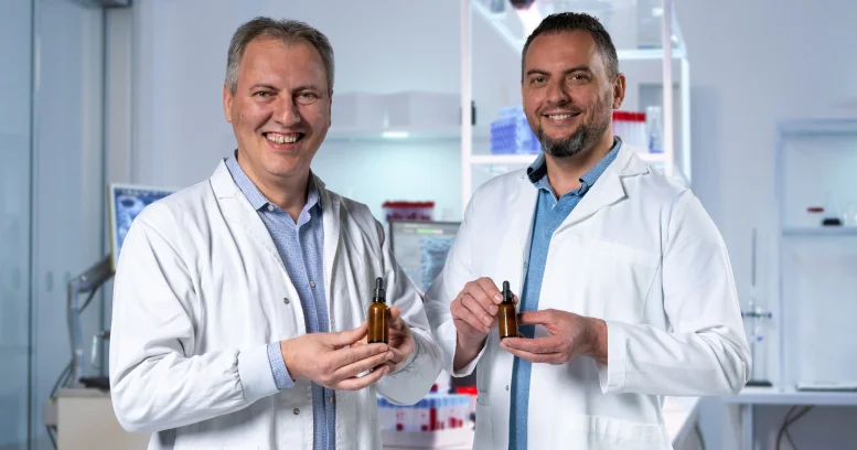 Auf diesem Bild sieht man die zwei Gründer von Magnat in einem Labor, die das Bacillus-Subtilis in den Händen halten.
